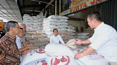 Jokowi Pastikan Stok Beras Cukup di Pasar Induk Cipinang