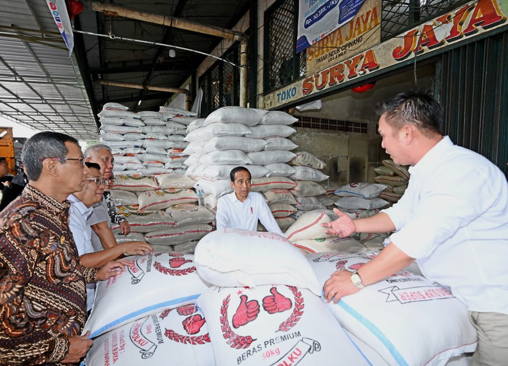 Jokowi Pastikan Stok Beras Cukup di Pasar Induk Cipinang