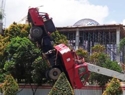 Kecelakaan, Alat Berat Proyek Revitalisasi Masjid Agung Batam Terjungkal