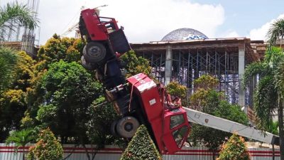 Kecelakaan, Alat Berat Proyek Revitalisasi Masjid Agung Batam Terjungkal