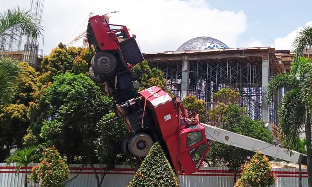 Kecelakaan, Alat Berat Proyek Revitalisasi Masjid Agung Batam Terjungkal