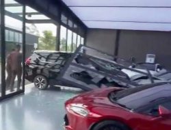 Pengemudi Xpander Tabrak Showroom Mewah dan Porsche, Siap Ganti Rugi Rp 5,7 Miliar