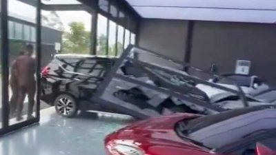 Pengemudi Xpander Tabrak Showroom Mewah dan Porsche, Siap Ganti Rugi Rp 5,7 Miliar