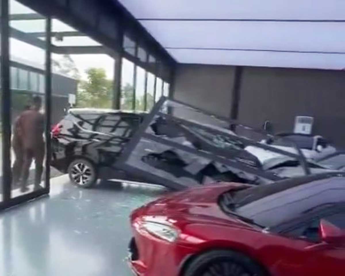 Pengemudi Xpander Tabrak Showroom Mewah dan Porsche, Siap Ganti Rugi Rp 5,7 Miliar