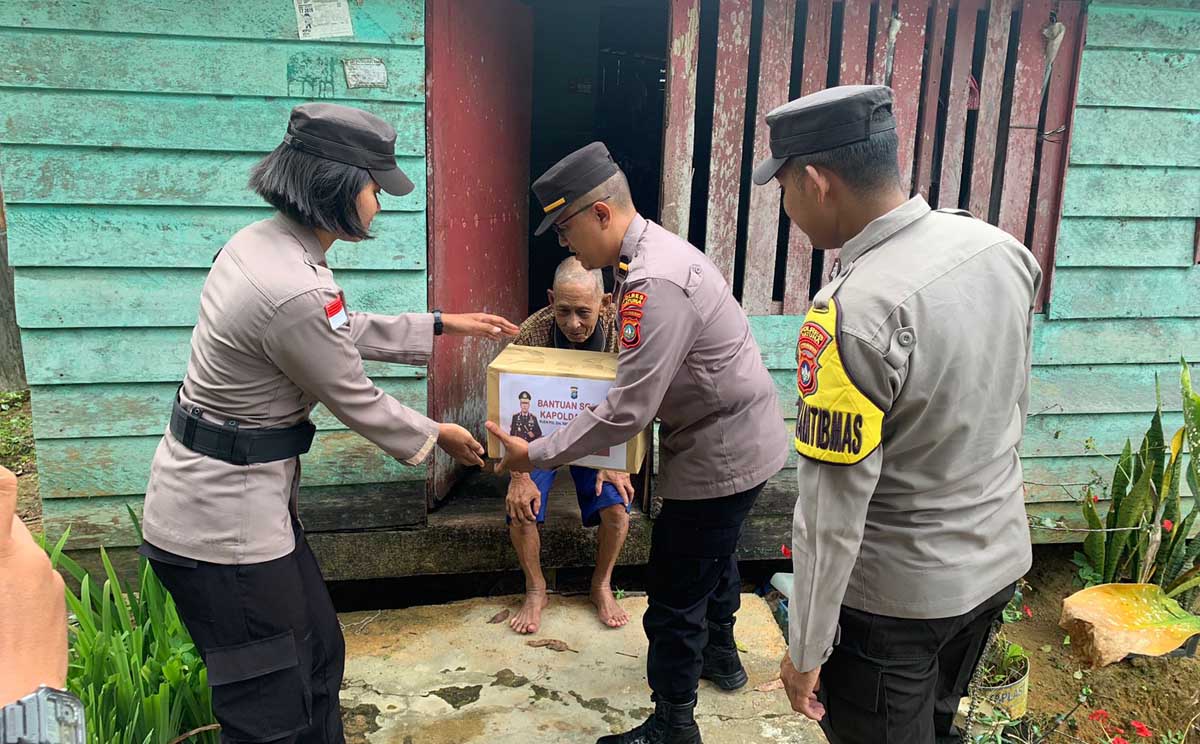 Polsek Bunguran Timur Berbagi Sembako di Bulan Ramadan