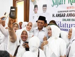 Ketika Diajak Selfie Ibu-ibu di Karimun, Ansar: Semoga Kita Semua Dilimpahi Kesehatan