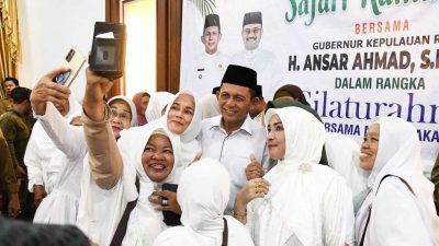 Gubernur Kepri Ansar Ahmad diajak selfi ibu-ibu di Karimun