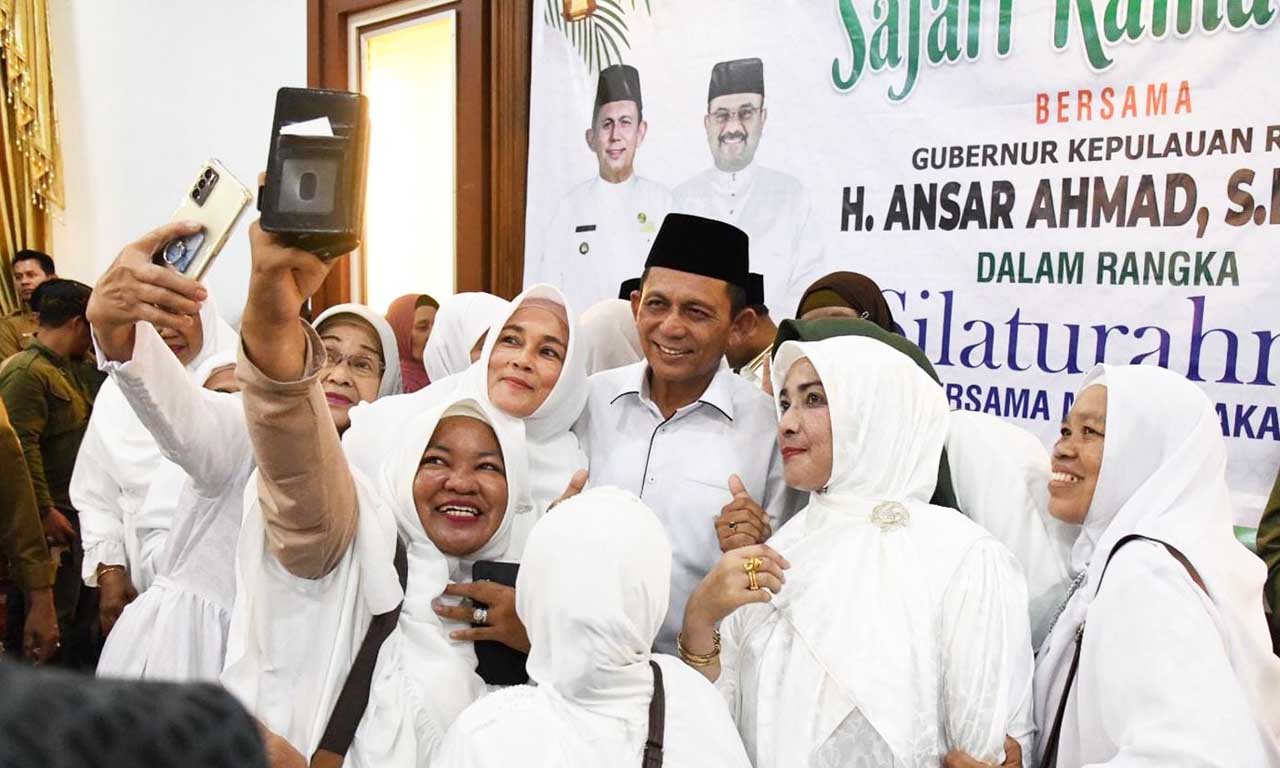 Gubernur Kepri Ansar Ahmad diajak selfi ibu-ibu di Karimun