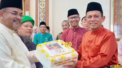 Aunur Rariq Berikan Kejutan Kue Ulang Tahun ke Ansar Ahmad