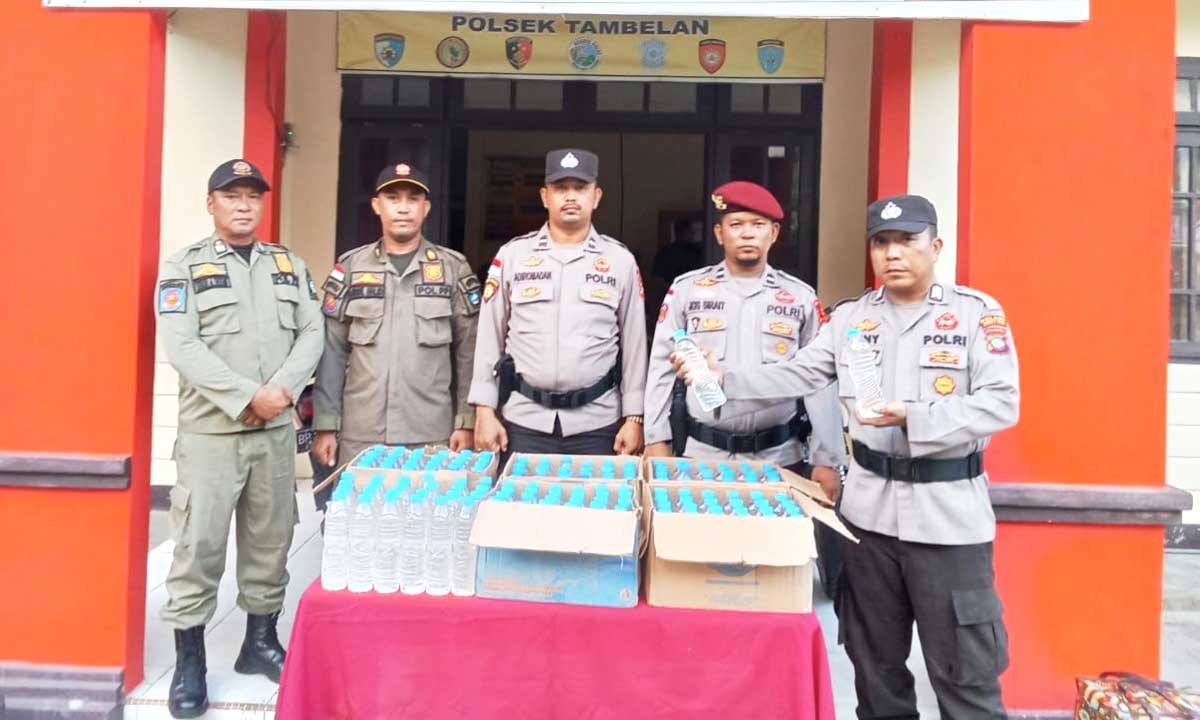 Ratusan Botol Miras yang Diamankan Polisi di Tambelan