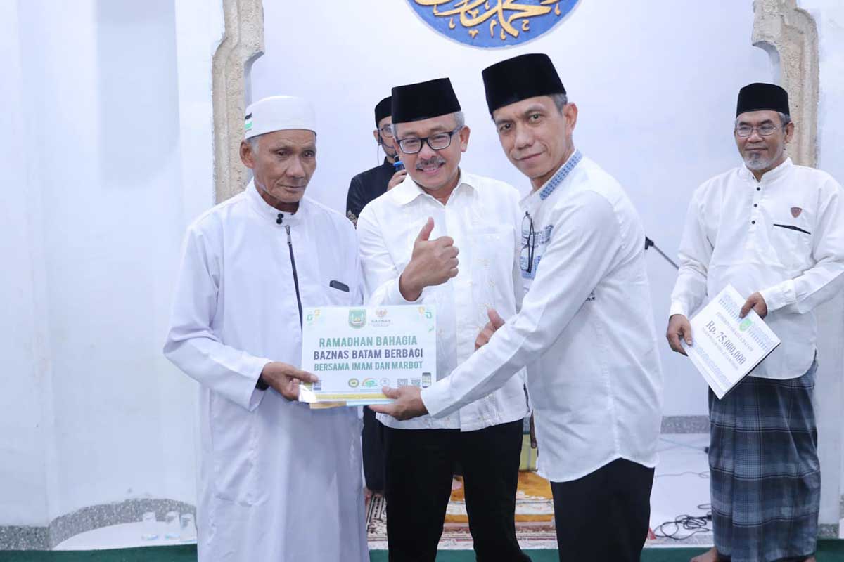 Sekda Batam Salurkan Bantuan Rp 75 Juta untuk Masjid di Tanjung Uma