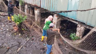 Atasi Sampah di Laut, Pemko Tanjungpinang Pasang Jaring Penahan Sampah dan Operasikan Perahu Khusus