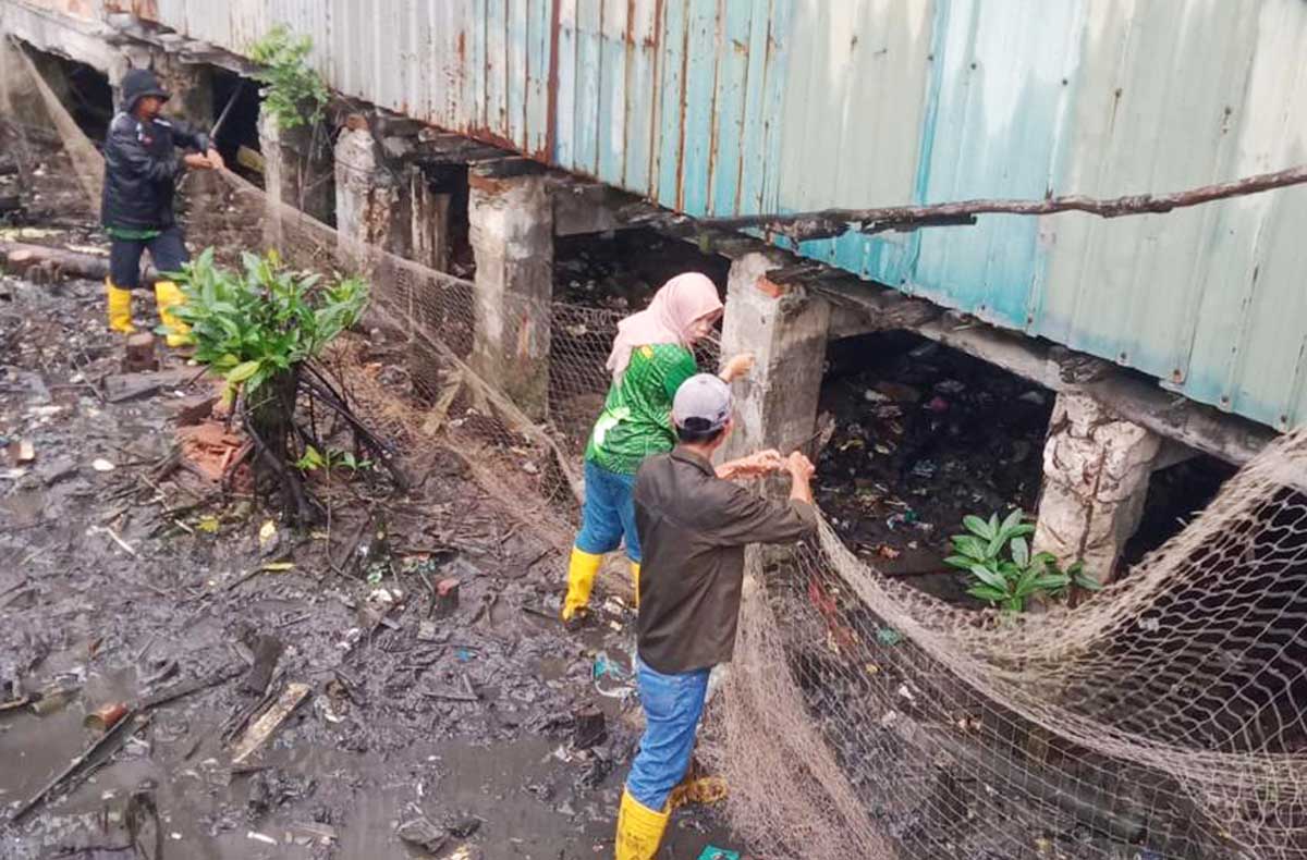 Atasi Sampah di Laut, Pemko Tanjungpinang Pasang Jaring Penahan Sampah dan Operasikan Perahu Khusus