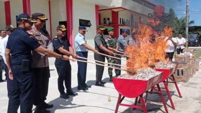 Ratusan Ribu Batang Rokok Ilegal Dimusnahkan di Natuna