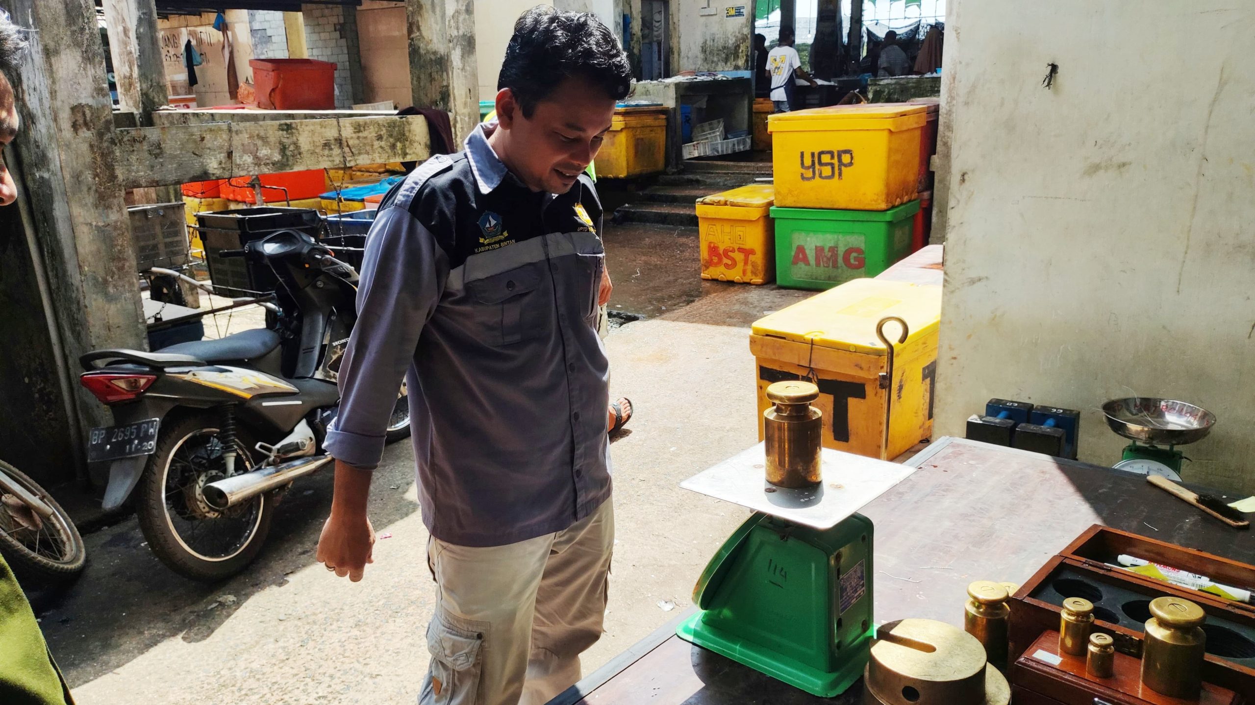 DKUPP Bintan Temukan Timbangan Pedagang di Pasar Barek Motor Tak Sesuai Standar