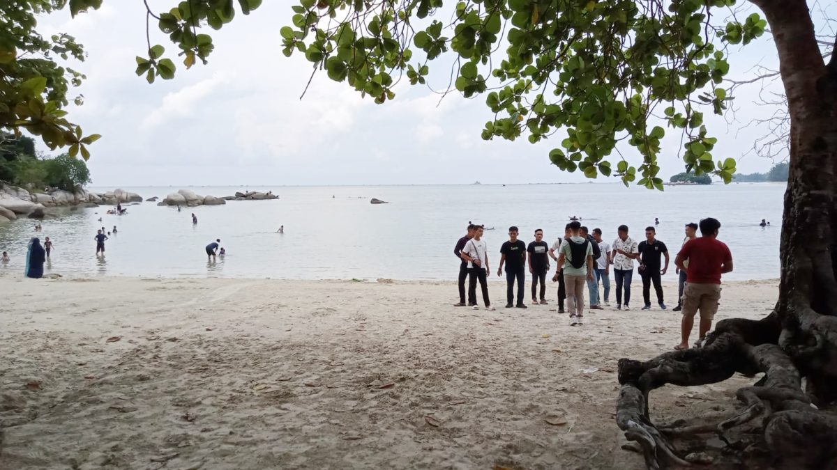 Libur Idul Adha, Pantai Trikora Bintan Ramai Dipadati Pengunjung