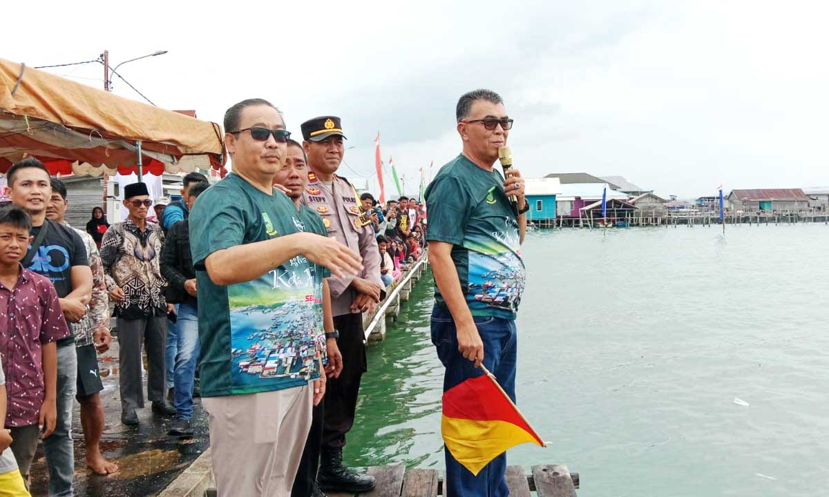 Ribuan Masyarakat Semarakkan Festival Kota Apung Sedanau