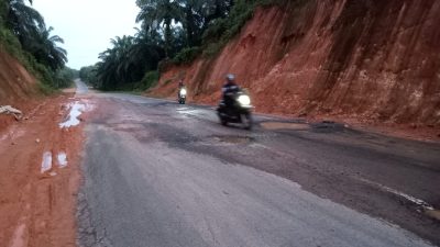 Pengendara Motor Patah Tangan Akibat Jalan Rusak di Lintas Timur Bintan