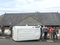 Rem Blong, Mobil Angkutan Terbalik Usai Tabrak Pagar Gedung Serbaguna TNI AL