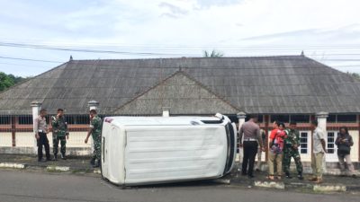 Rem Blong, Mobil Angkutan Terbalik Usai Tabrak Pagar Gedung Serbaguna TNI AL