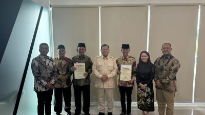 Prabowo Subianto Serahkan SK Gerindra untuk Pilkada Kepri dan Batam