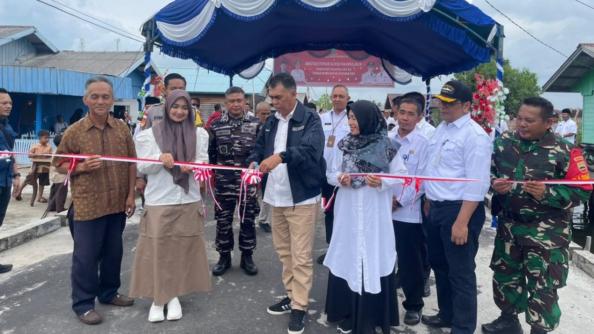 Wan Siswandi Resmikan Kampung Nelayan Maju di Sedanau