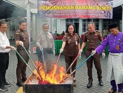 Kejari Tanjungpinang Musnahkan Barang Bukti Narkoba dan Kejahatan Lain