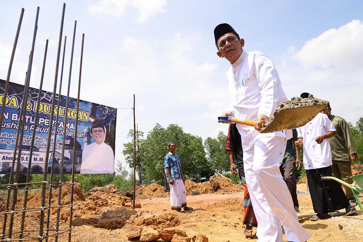 Gubernur Kepri Letakkan Batu Pertama Pembangunan Musholla Raudhatul Jannah