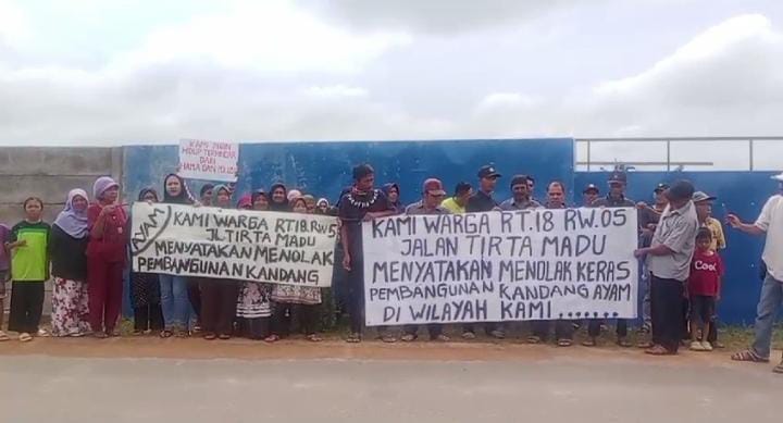 Warga Tolak Pembangunan Kandang Ayam Milik PT Indojaya Agrinusa di Tirta Madu