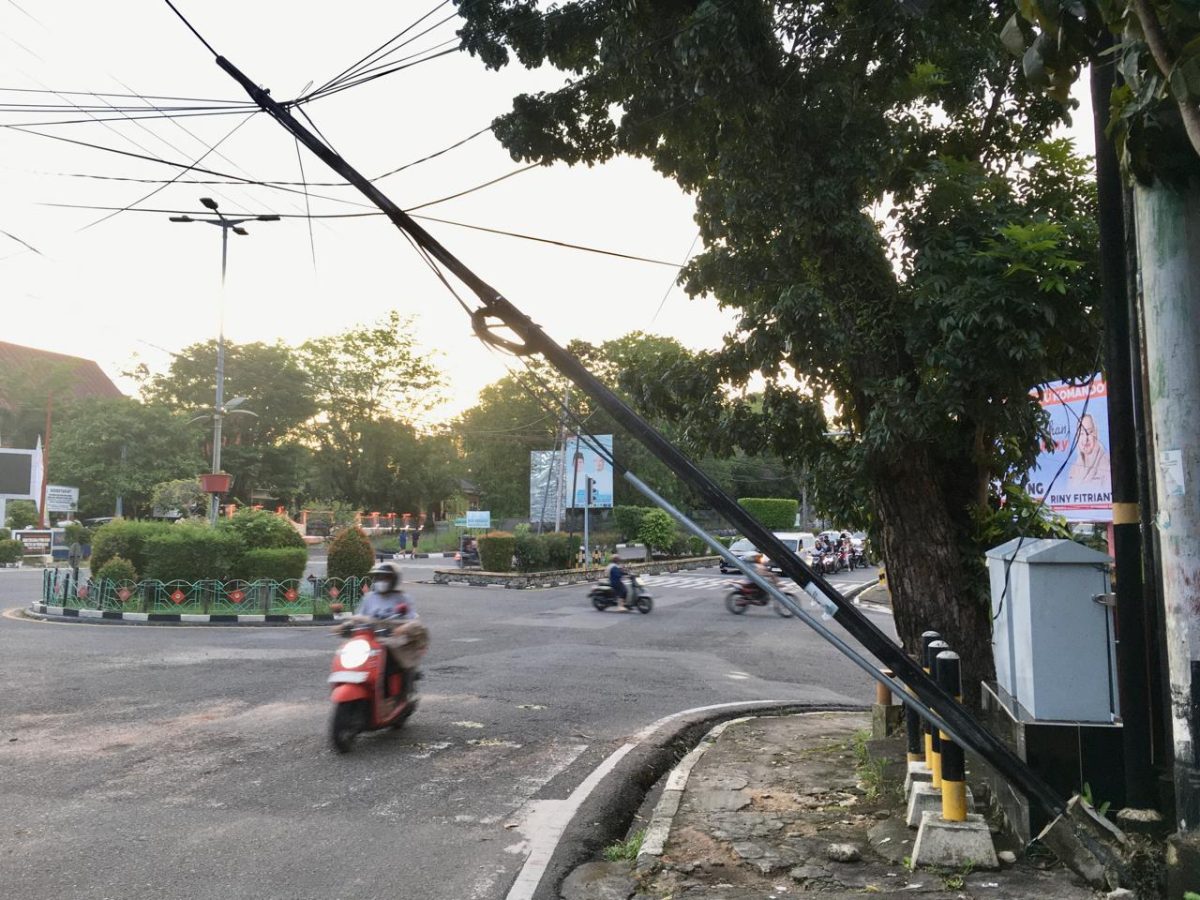 Tiang CCTV Dishub Tanjungpinang Roboh, Dibiarkan Menggantung di Kabel Listrik