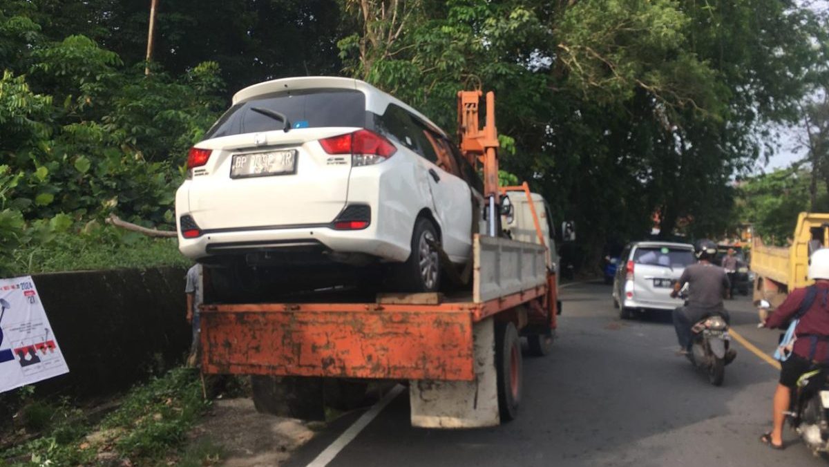 Mobil MPV Terguling di Jalan Ahmad Yani, Supir Diduga Mengantuk