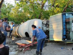 Truk Molen Terbalik di Tanjungpinang