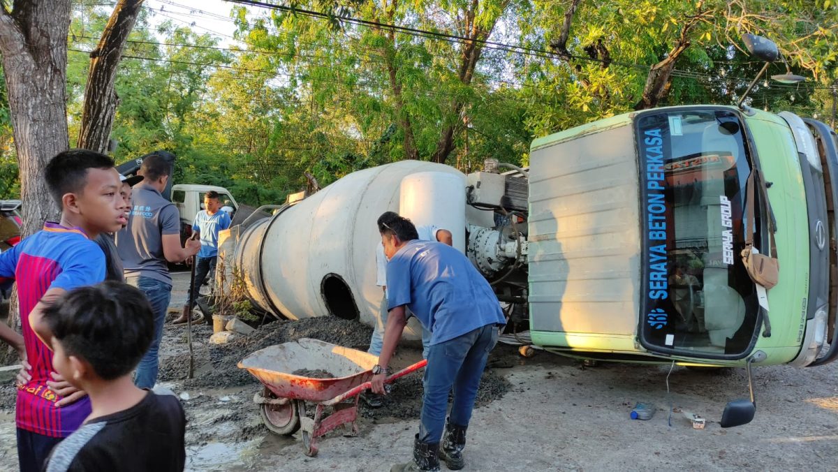 Truk Molen Terbalik di Tanjungpinang