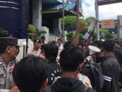 Puluhan Mahasiswa Geruduk Kantor BRK Syariah, Tuntut Dana CSR Pendidikan