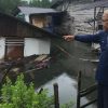 Rumah Warga Kota Piring Roboh Jatuh ke Sungai