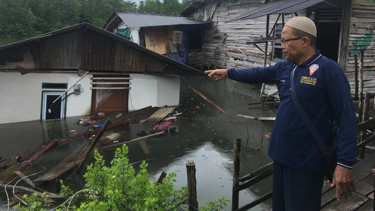 Rumah Warga Kota Piring Roboh Jatuh ke Sungai