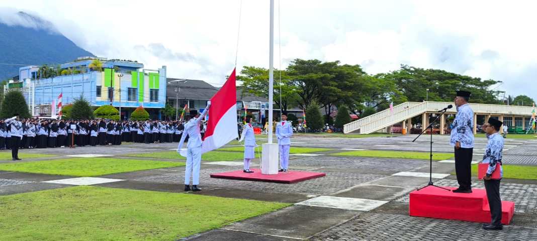 Bupati Natuna Pimpin Upacara Peringatan HUT PGRI ke-79 dan Hari Guru Nasional