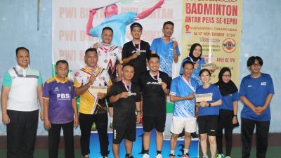 Suara Burung Hantu Sabet Gelar Juara di Turnamen Badminton Antar Jurnalis Se-Kepri