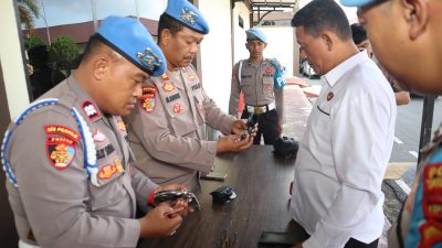 Propam Polresta Tanjungpinang Periksa Senpi dan HP Milik Anggota