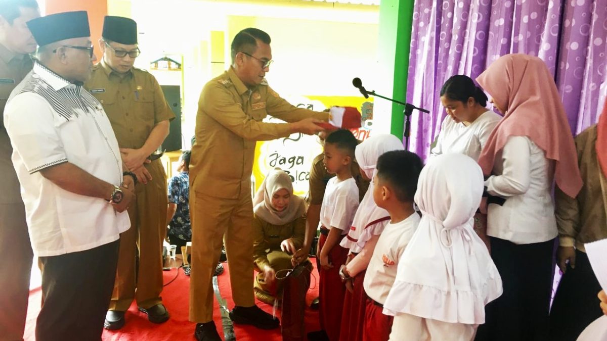 Pemko Tanjungpinang Bagikan Seragam Sekolah Gratis untuk 6.497 Siswa