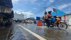 Banjir Rob Rendam Jalan di Tanjunguban