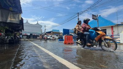 Banjir Rob Rendam Jalan di Tanjunguban