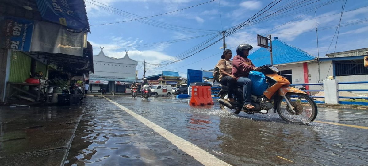 Banjir Rob Rendam Jalan di Tanjunguban