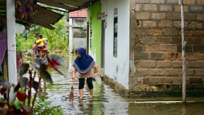 Asam Garam Warga Kosgoro Hadapi Banjir Rob