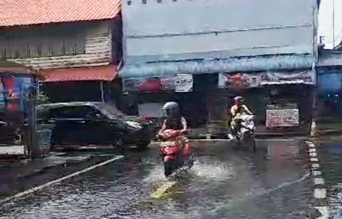 Banjir Rob Rendam Akses Masuk Wisatawan Tanjung Uban, Warga Harapkan Perhatian Pemerintah