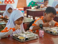112 Siswa SDN 007 Bukit Bestari Nikmati Makanan Bergizi Gratis