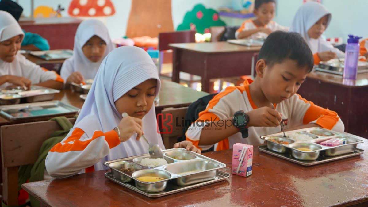 112 Siswa SDN 007 Bukit Bestari Nikmati Makanan Bergizi Gratis