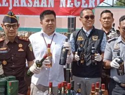 Kejari Bintan Musnahkan Barang Bukti Mikol dan Rokok