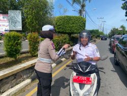 Polantas Tanjungpinang Bagikan Brosur Keselamatan Kepada Pengendara
