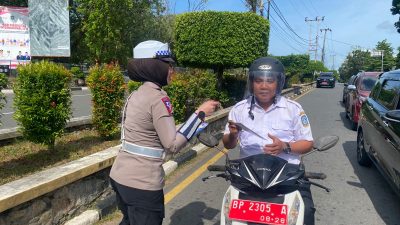 Polantas Tanjungpinang Bagikan Brosur Keselamatan Kepada Pengendara